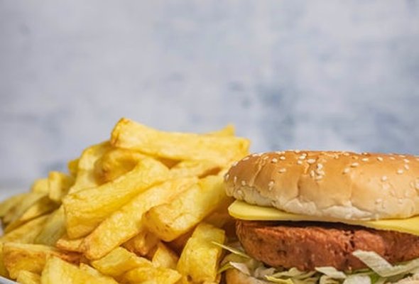 Seavers Plant Based Cheese Burger & Chips