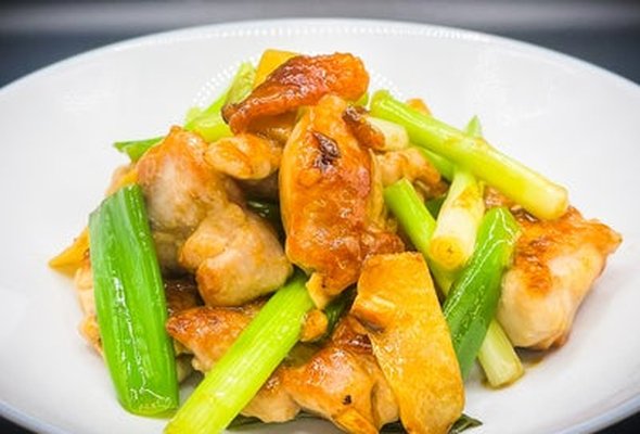 Stir-Fried Chicken with Spring Onions and Gingers 薑䓤爆雞球