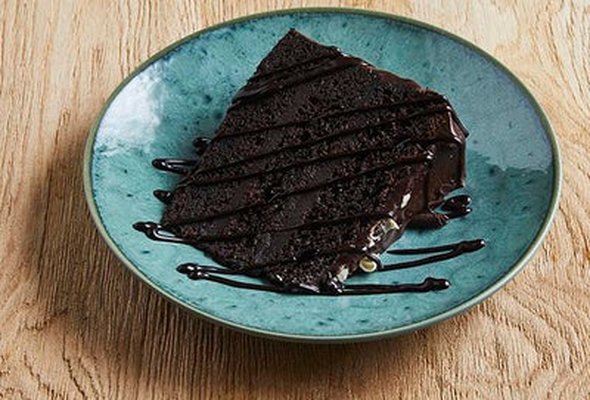 CHOCOLATE FUDGE CAKE (V)