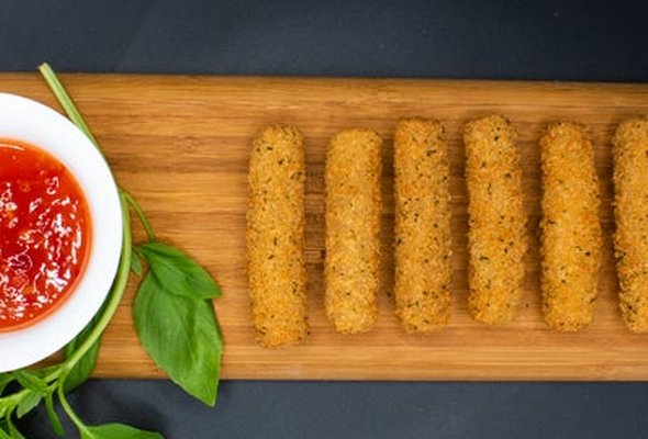 Crispy Breaded Mozzarella Sticks (6pcs)