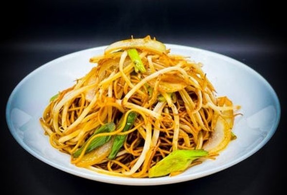 Stir Fried Noodles (Chow Mein) with Supreme Soy Sauce 豉油皇炒麵