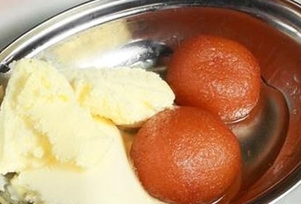 Gulab Jamun with Ice Cream