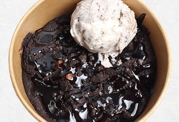 Oreo with chocolate sauce