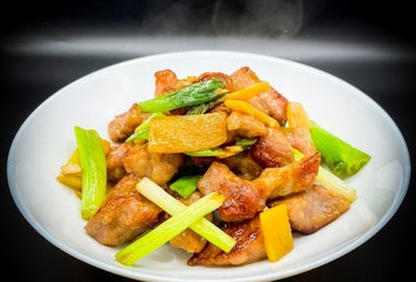 Stir-Fried Pork Shoulder with Spring Onions and Gingers 薑䓤爆豬柳