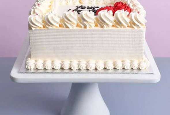 8'' Classic Fresh Cream & Red Flowers