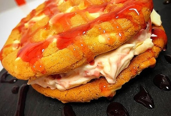 Strawberry Cheesecake Cookie Sandwich