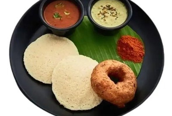 Idli & Vada (2 pcs idli, 1 vada)