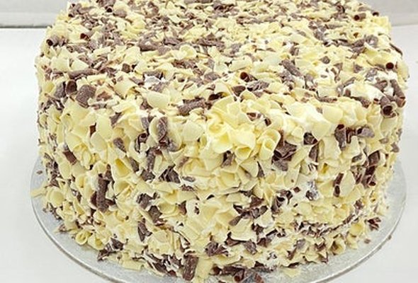 Milk and White Curls on Top and Side Round Cake