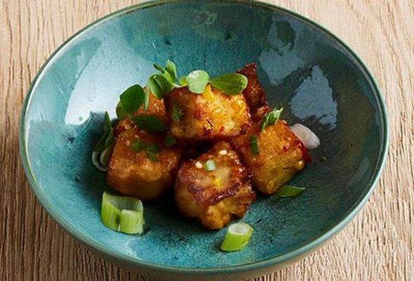 HOT HONEY DRIZZLED CORN BREAD (V)