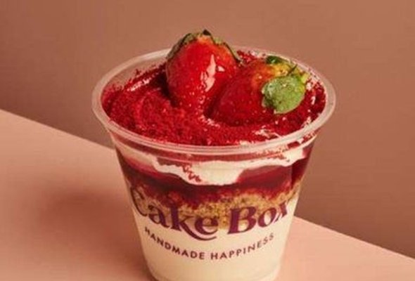 Valentine`s Cheesecake Sundae