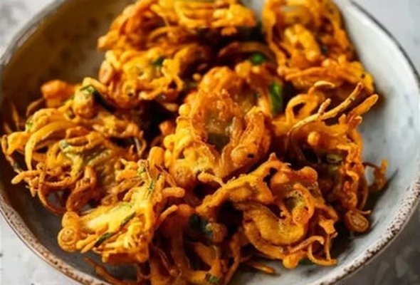 Crispy Onion & Potato Pakoda