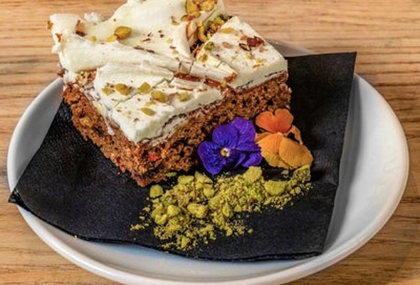 Vegan carrot & pistachio cake