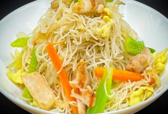 Stir-Fried Rice Noodles with Vegetables and Chicken 家鄉炒米粉