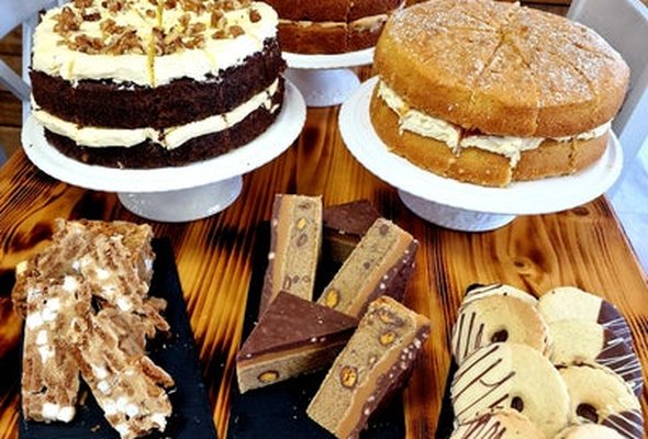 4 Item Cake Selection Box