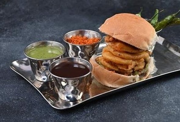 Schezwan Potato Bhajiya Pav