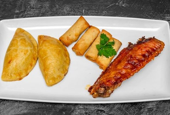 Small Chops Box (2 Meatpies, 4 Spring Rolls, 1 Turkey)