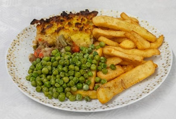 Cottage Pie with Mash/Chips & Beans/Peas