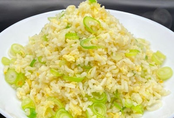 Fried Rice with Egg and Spring Onions 䓤花蛋炒飯